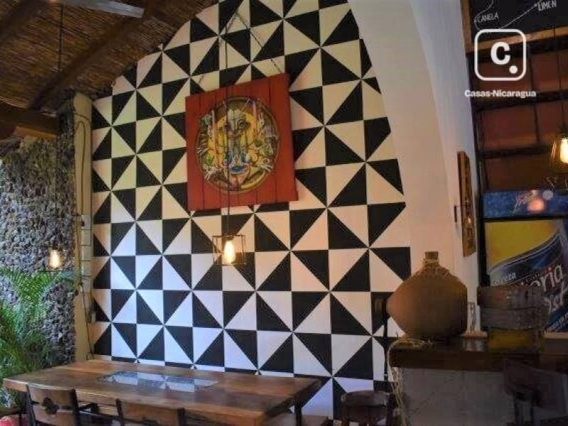 Local comercial en venta en Granada – 615 m²