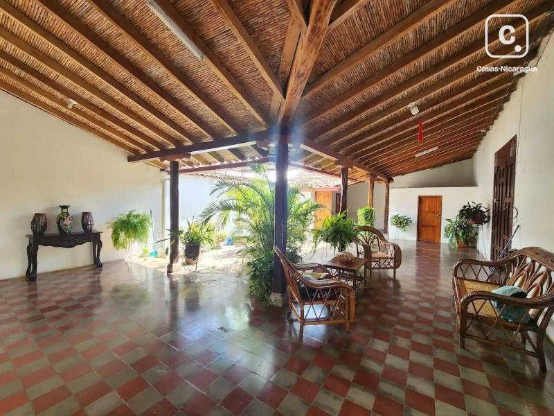 Local comercial en venta en Granada – 168 m²
