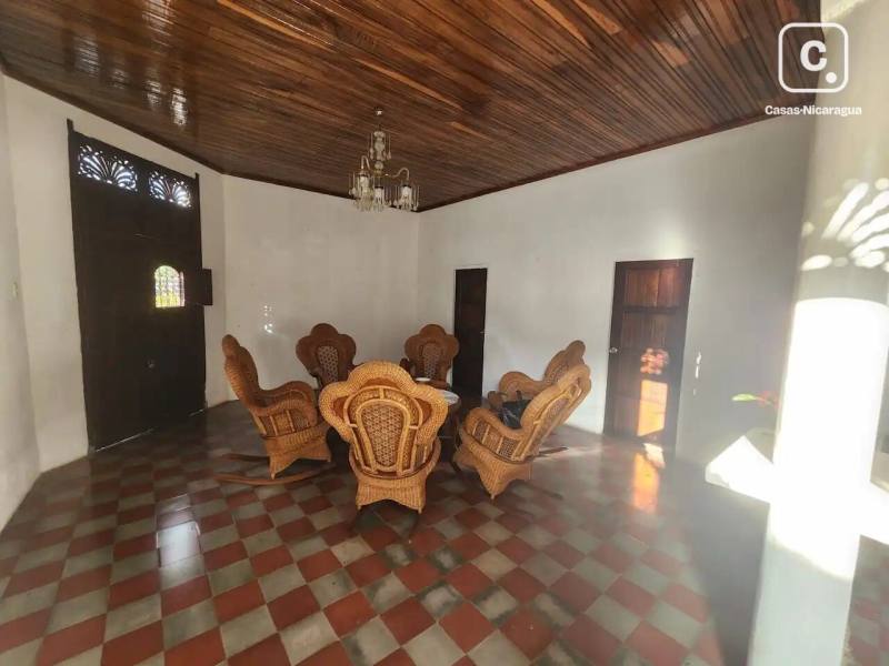 Local comercial en venta en Granada – 168 m²