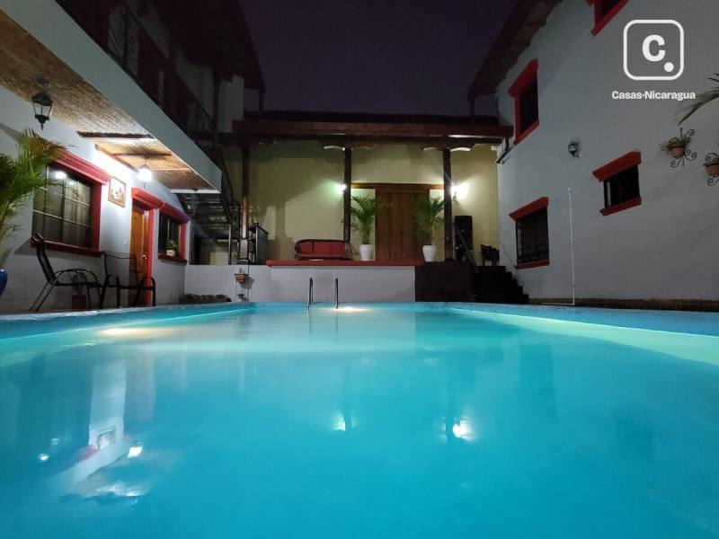 Apartamento en venta en Granada – 21 hab, 1,148 varas²