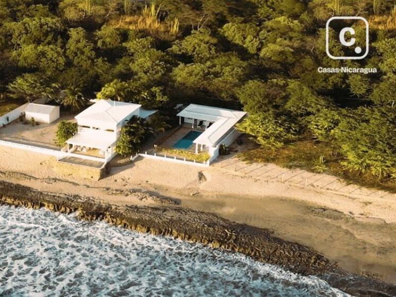 Casa frente al mar de 3,560 m² en dos lotes en Playa Popoyo, Tola