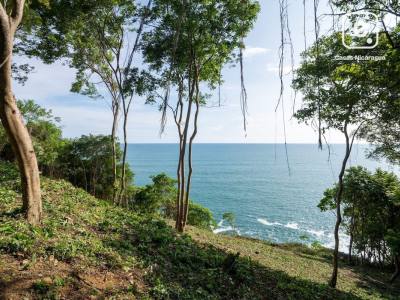 Lote de 2,590 m² sobre Playa Rosada en Rancho Santana, Tola
