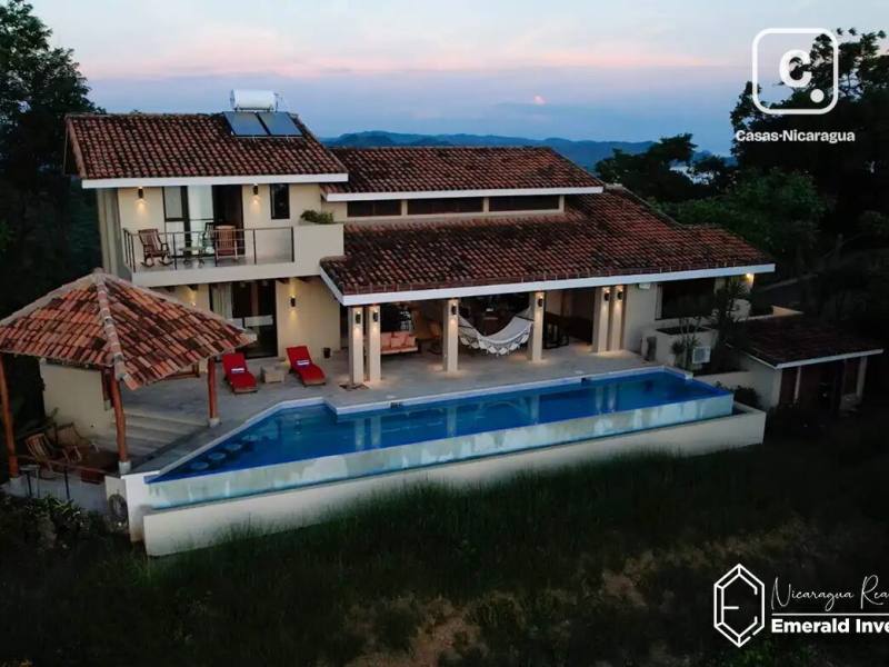 Casa de 4 habitaciones en 6,110 m² con vista al mar en Rancho Santana, Tola