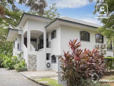 Edificio de 4 apartamentos en 771 m² dentro de Hacienda Iguana, Tola