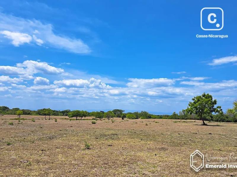 Lot for sale in Granada – 82,266 m²