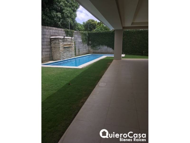 Casa en alquiler en Santo Domingo, Managua – 3 hab, US$ 2,500/mes