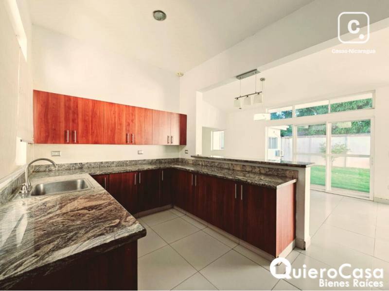 Casa en venta en Las Colinas, Managua – 3 hab, 340 m², US$ 720,000