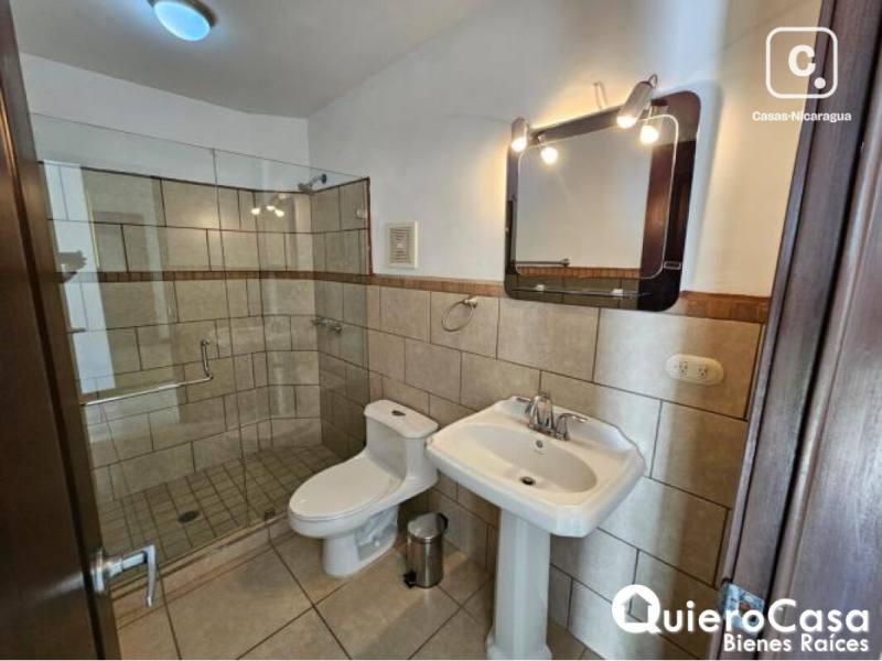 Casa en alquiler en Las Colinas, Managua – 4 hab