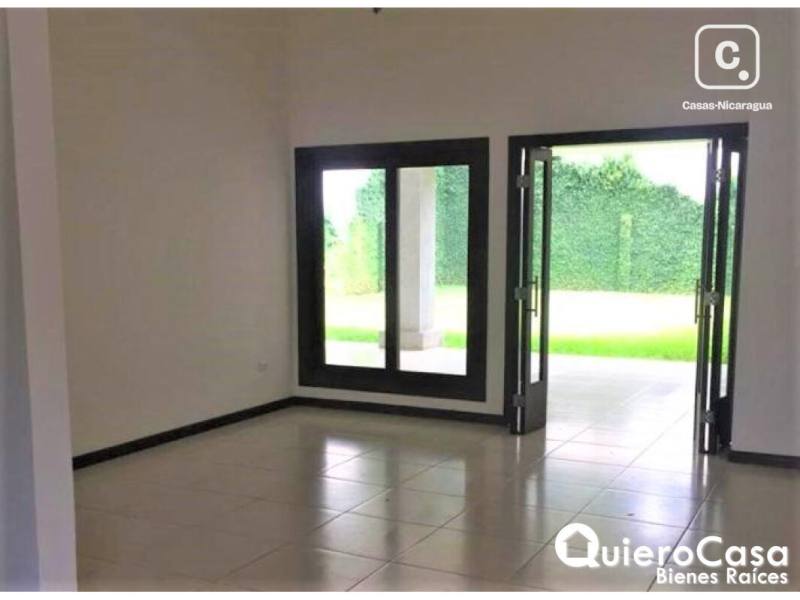 Casa en venta en Santo Domingo, Managua – 4 hab, 365 m², US$ 400,000