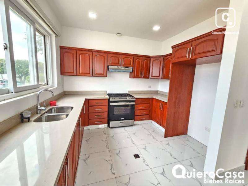 Casa en alquiler en Las Colinas, Managua – 4 hab, US$ 2,300/mes