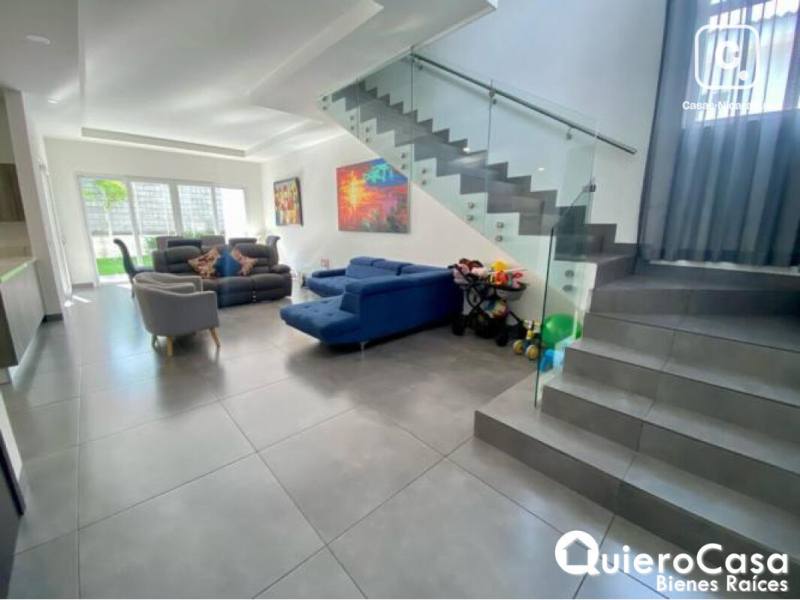 Casa en venta en Santo Domingo, Managua – 4 hab, 300 m², US$ 380,000