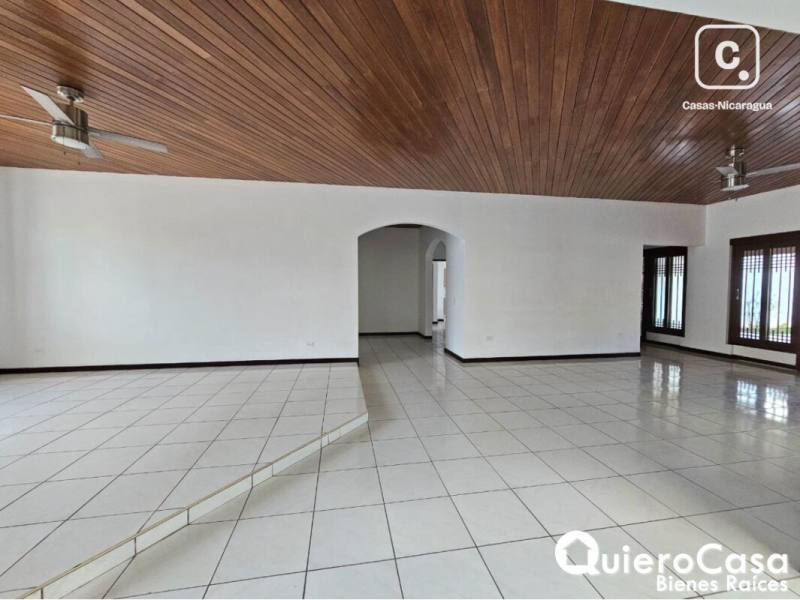 Casa en alquiler en Las Colinas, Managua – 3 hab, Ref QCCJ0775