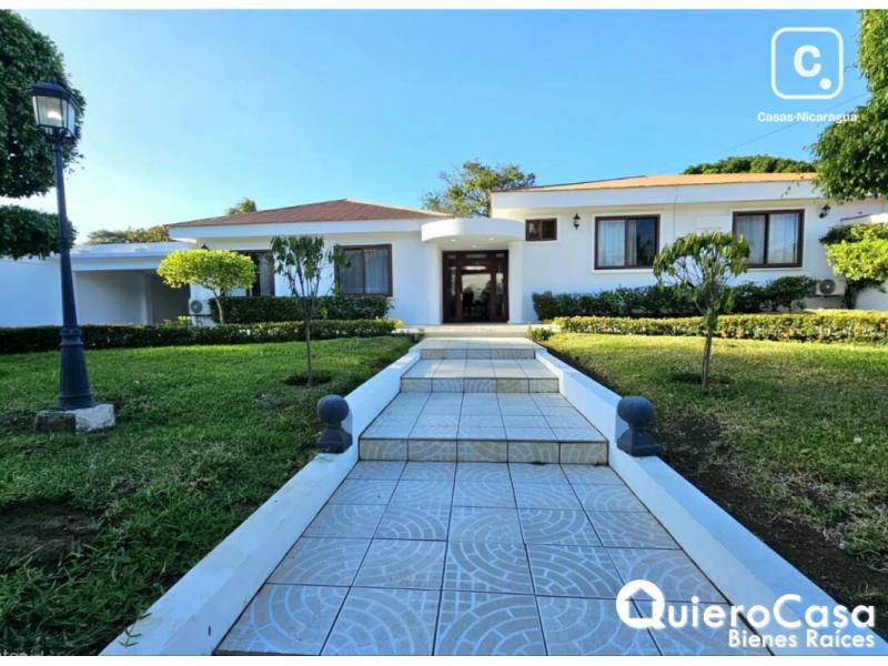 Casa en alquiler en Las Colinas, Managua – 3 hab, Ref QCCJ0775