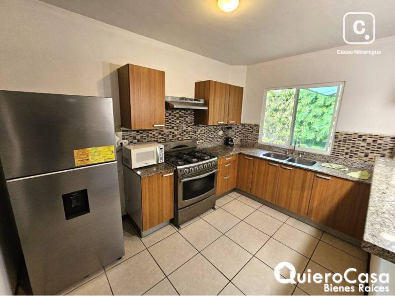 Casa en alquiler en Las Colinas, Managua – 3 hab, Ref QCCF2509