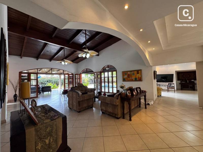 House for sale in Las Colinas, Managua – 4 beds, 474 m²