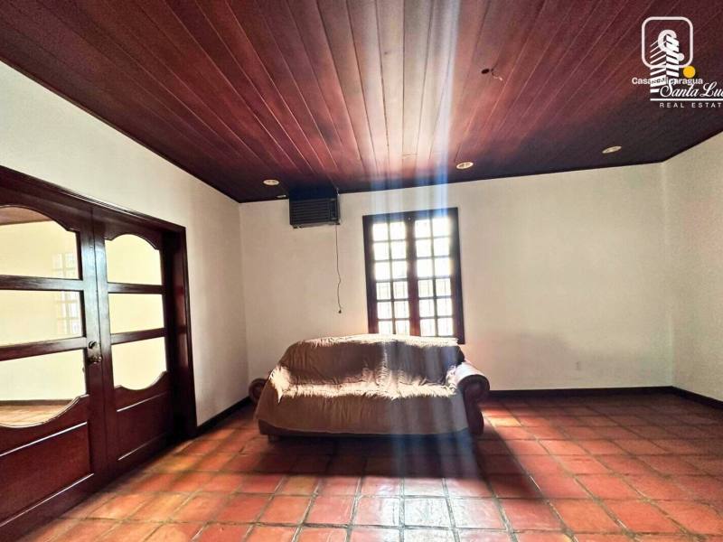Casa en venta en Los Robles, Managua – 4 hab, 374 m²