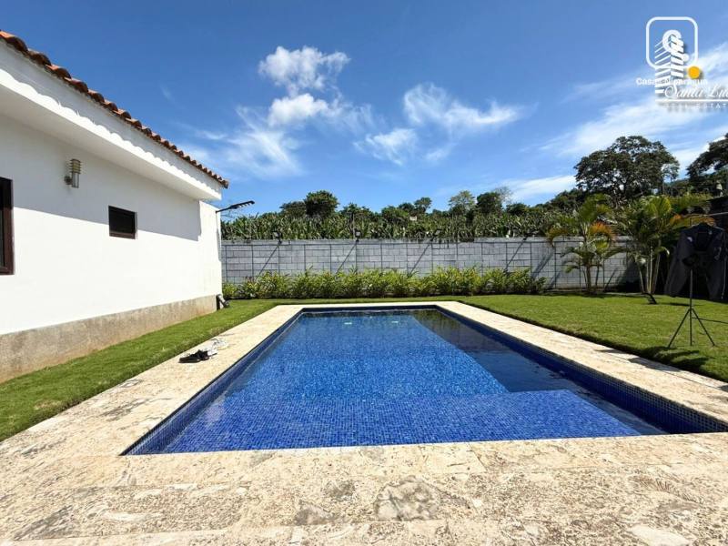 Casa en venta en Santo Domingo, Managua – 3 hab, 250 m², Ref SLpreciosacasaconpiscinaenvent