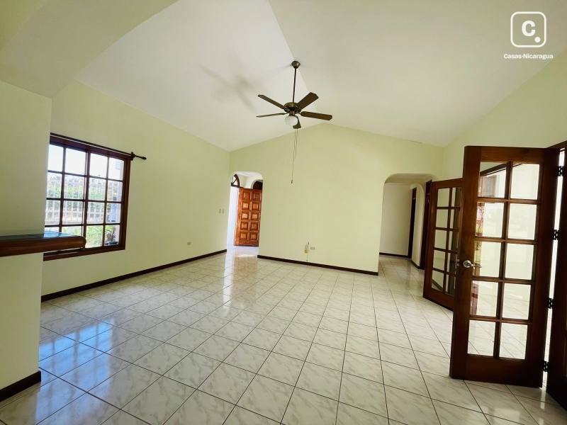 House for rent in Villa Fontana, Managua – 4 beds, 610 m²