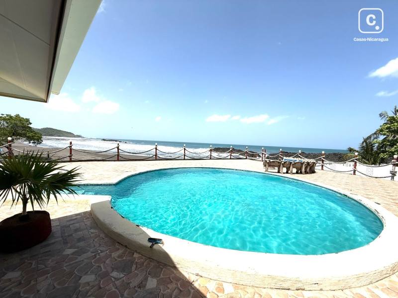 Beach house for sale in León – 4 beds, 270 m²
