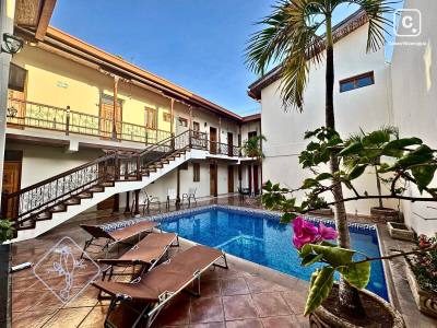 Local comercial en venta en Granada – 687 m²