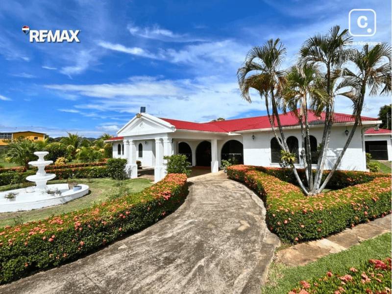 Casa en venta en Granada – 9 hab, 500 m²