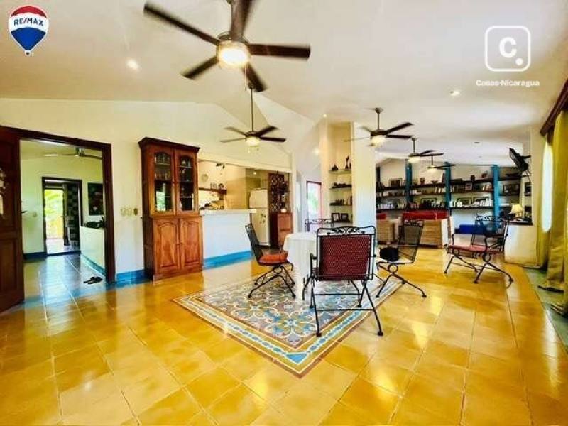 Casa en venta en Granada – 4 hab, 598 m², US$ 390,000