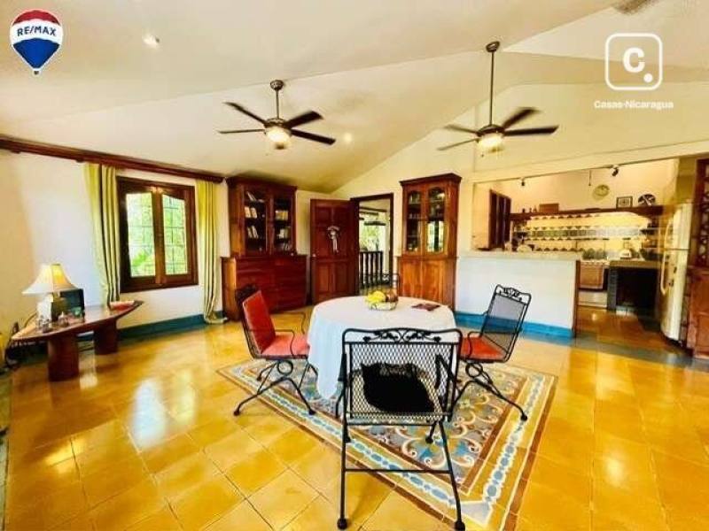Casa en venta en Granada – 4 hab, 598 m², US$ 390,000