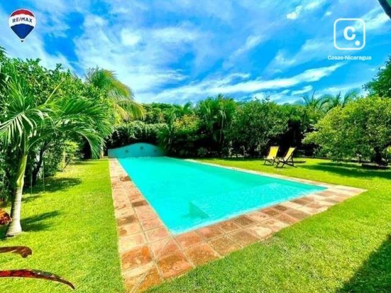 Casa en venta en Granada – 4 hab, 598 m², US$ 390,000