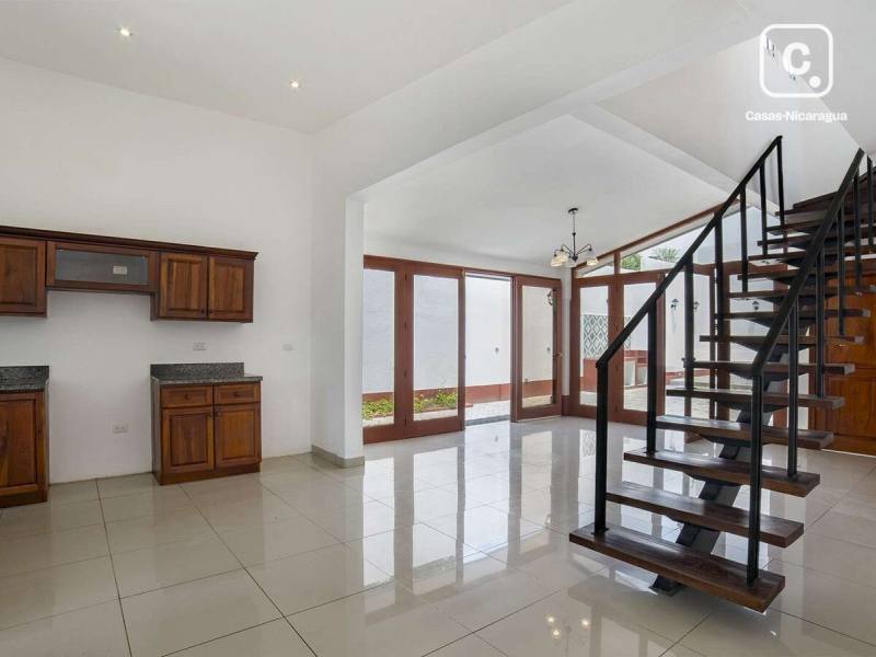 Casa en venta en Granada – 3 hab, 130 m², US$ 175,000