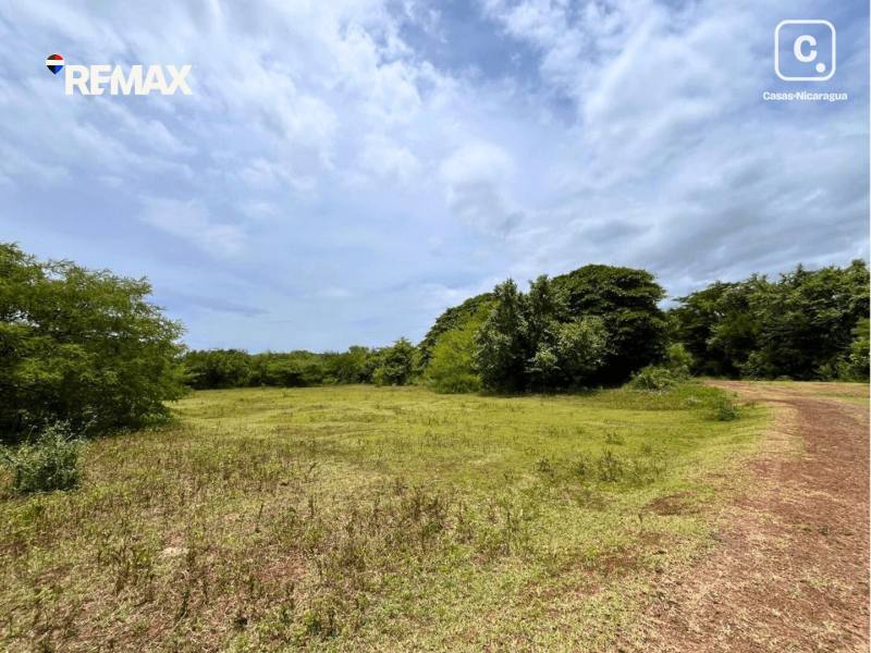 Terreno en venta en Granada – 1,740 m²