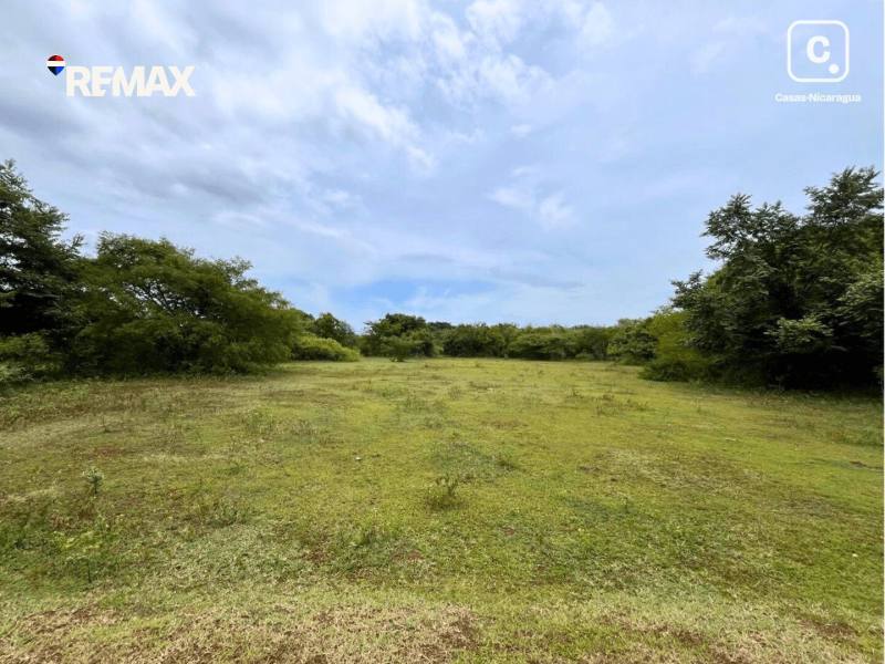 Terreno en venta en Granada – 1,740 m²