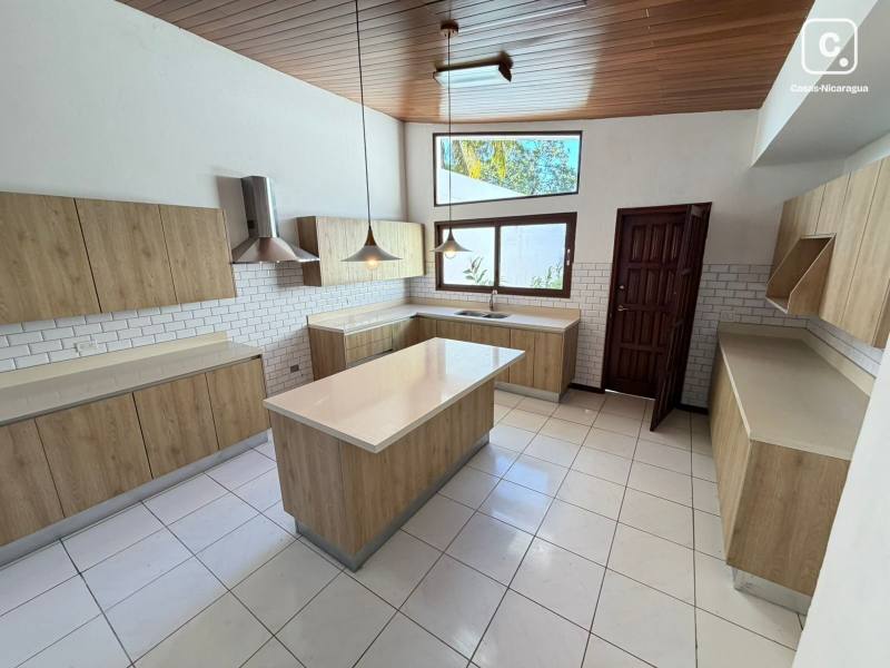 Casa en alquiler en Las Colinas, Managua – 4 hab, 500 m²