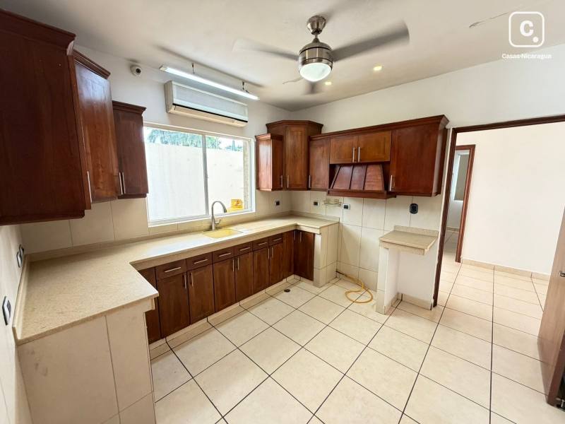 Apartment for rent in Carretera Masaya, Managua – 4 beds, 300 m²