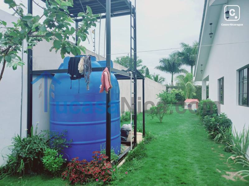 Casa en venta o alquiler en Las Colinas, Managua – 4 hab