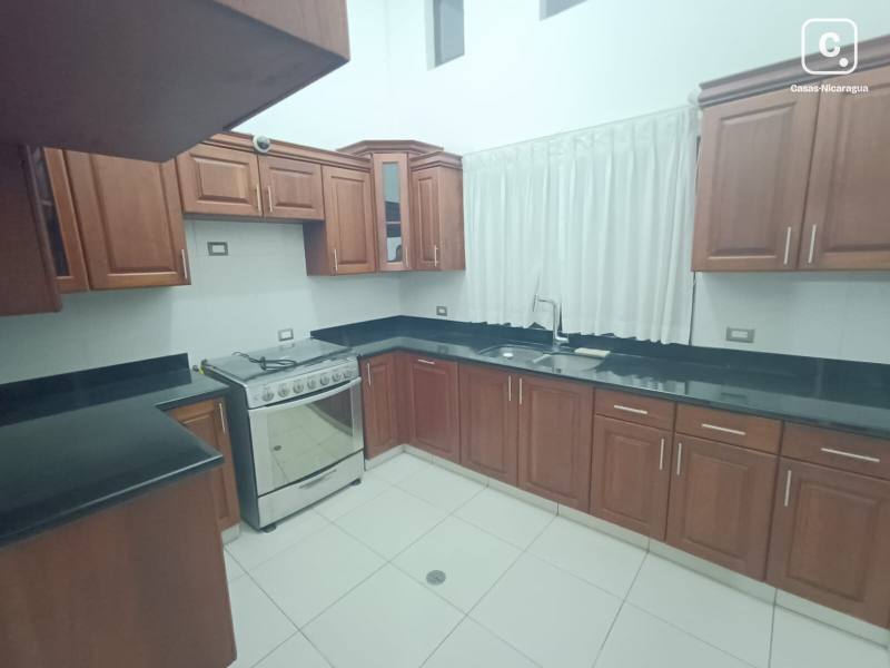 Apartamento en alquiler en Las Colinas, Managua – 4 hab, US$ 1,450/mes