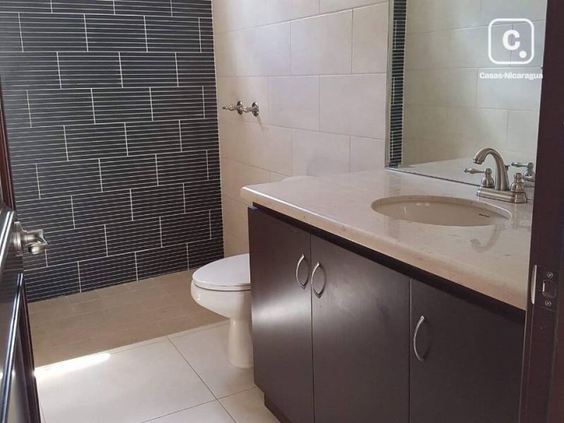 Casa en alquiler en Villa Fontana, Managua – 3 hab, US$ 1,200/mes