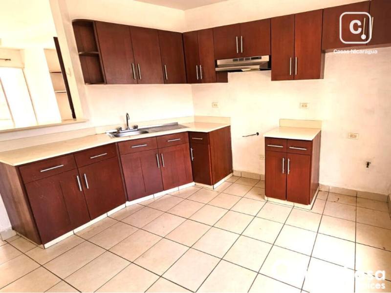 Casa en alquiler en Las Colinas, Managua – 3 hab, US$ 800/mes