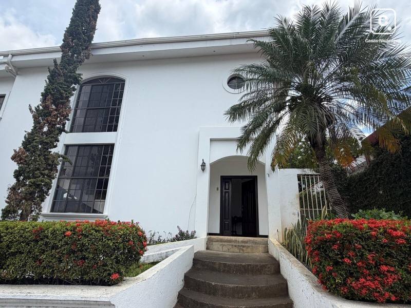 Casa en venta en Villa Fontana, Managua – 5 hab, 408 m²