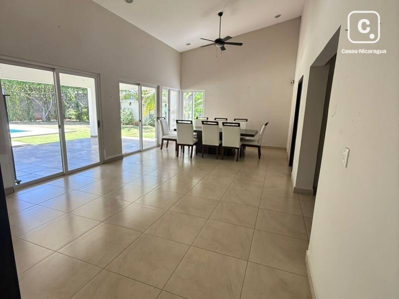 Apartamento en alquiler en Las Colinas, Managua – 4 hab, 300 m², Ref KW2158018579253556