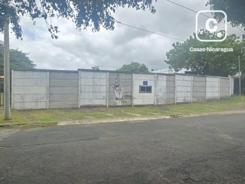 Lote esquinero en Los Robles, Managua · 970 m² · Alto tráfico comercial