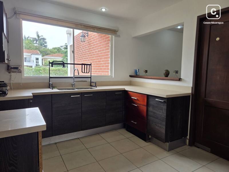 Apartamento en alquiler en Las Colinas, Managua – 3 hab, 180 m²