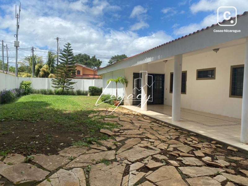 Casa en alquiler en Las Colinas, Managua – 3 hab, US$ 850/mes