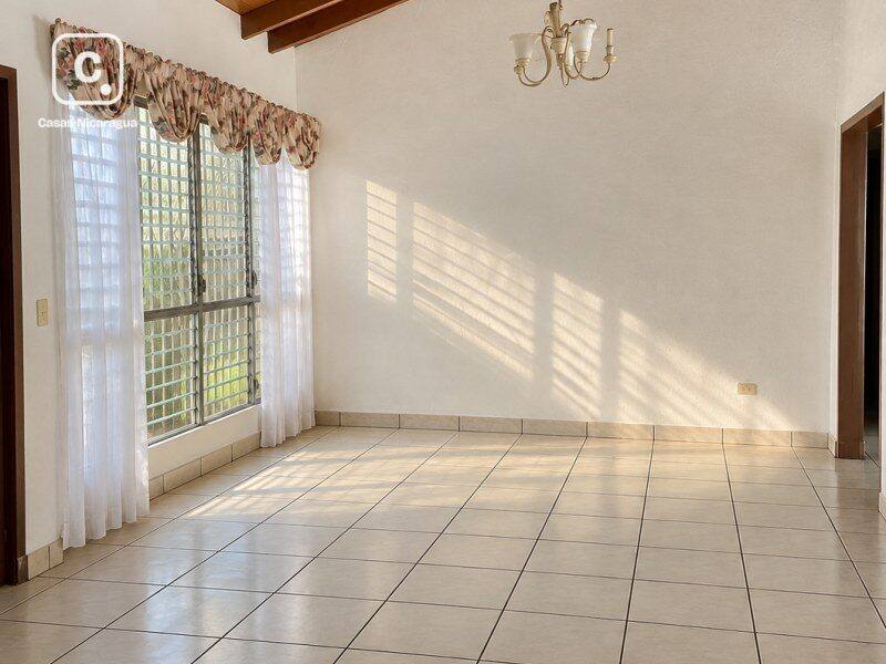 Casa en venta en Los Robles, Managua – 5 hab, 387 varas²