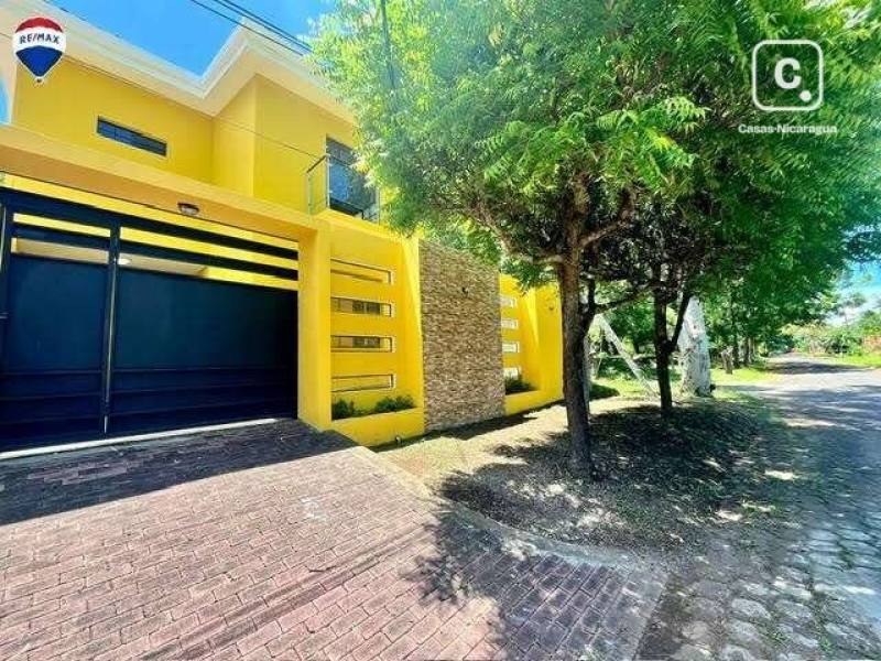 Casa en venta en Granada – 2 hab, 120 m², US$ 118,000