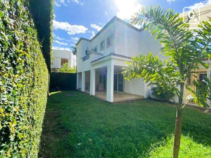 Casa en alquiler en Las Colinas, Managua – 3 hab, Ref RXC11552