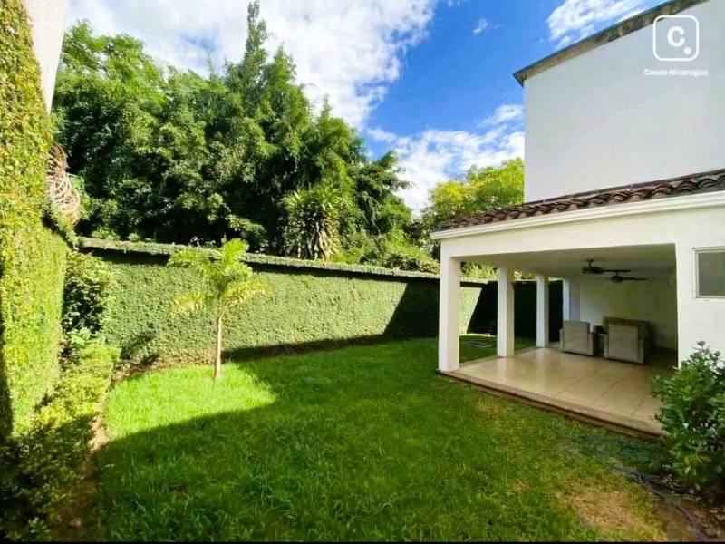 Casa en alquiler en Las Colinas, Managua – 3 hab, Ref RXC11552