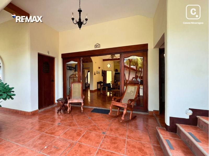 Local comercial en venta en Granada – 98 m²