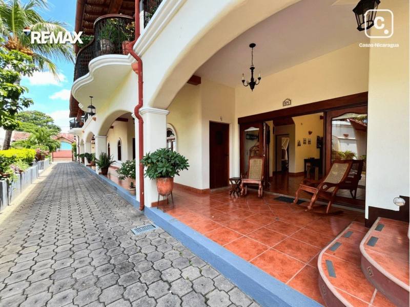 Local comercial en venta en Granada – 98 m²