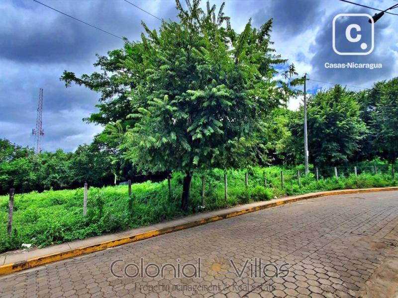Terreno en venta en Granada – 1,960 m²