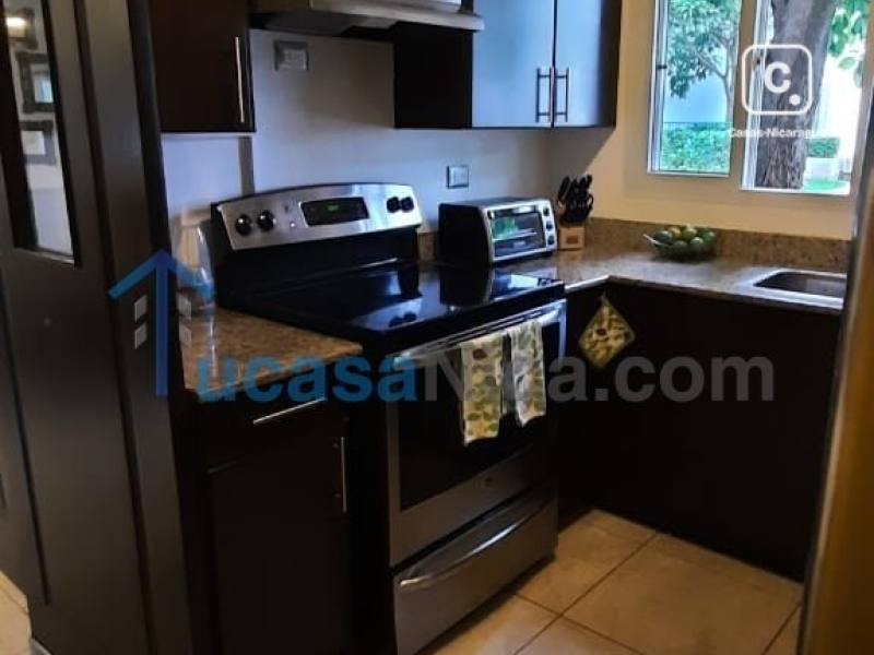Casa en alquiler en Las Colinas, Managua – 4 hab, US$ 1,000/mes